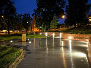 Zámecký park v ostravském Zábřehu má novou podobu. Přibylo v něm relaxační plato a speciální pítko