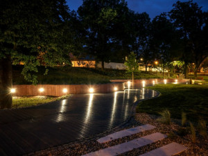 Zámecký park v ostravském Zábřehu má novou podobu. Přibylo v něm relaxační plato a speciální pítko