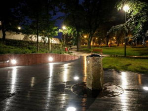 Zámecký park v ostravském Zábřehu má novou podobu. Přibylo v něm relaxační plato a speciální pítko