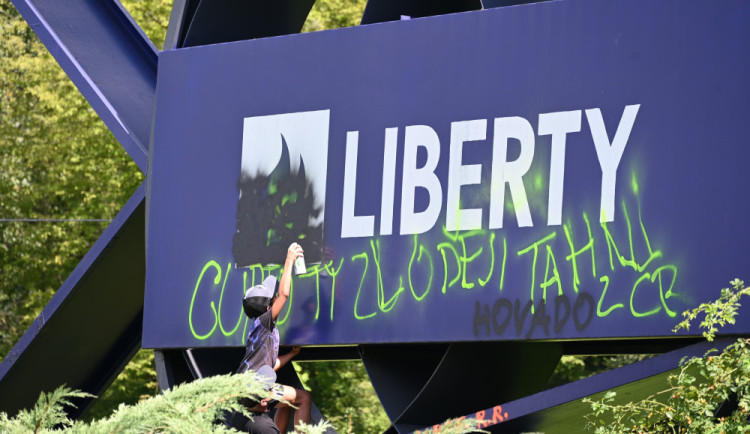 size4-17229613017202-303-fiktivni-pohreb-liberty-emoce-plameny-rakev-i-nadavky