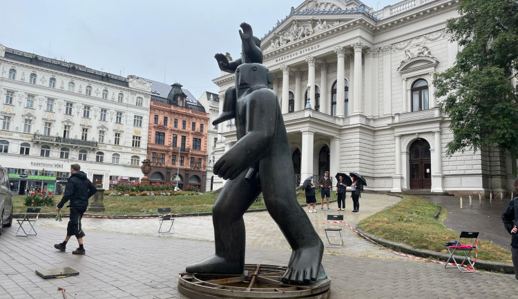 VIDEO: Socha svatého Kryštofa opustila Ostravu. Lidé si ji prohlédnou na Malinovského náměstí v Brně