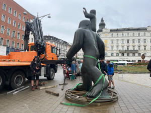 VIDEO: Do Brna převezli z Ostravy sochu svatého Kryštofa. Lidé si ji prohlédnou na Malinovského náměstí