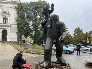 VIDEO: Do Brna převezli z Ostravy sochu svatého Kryštofa. Lidé si ji prohlédnou na Malinovského náměstí