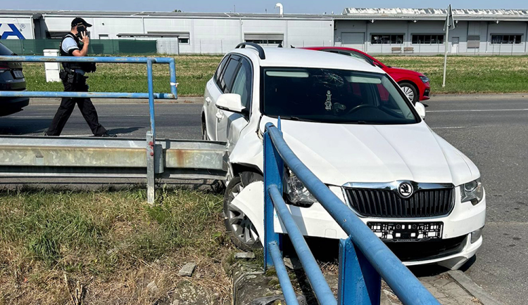 VIDEO: Cizinec nebezpečně ujížděl policistům skoro dvacet kilometrů. V Prostějově havaroval