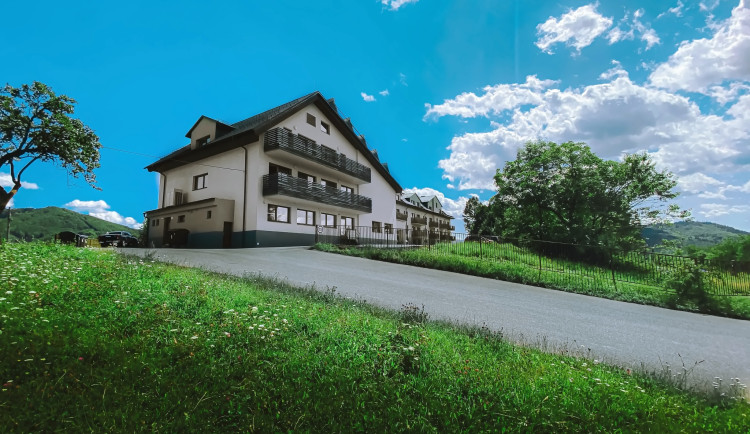 Klienty s demencí měli přivazovat k postelím a zamykat je v pokojích. Vedení domova v Nýdku tvrzení odmítá