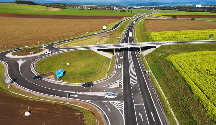 VIDEO: Nový obchvat Jaroměře z ptačí perspektivy. Jak se okolní krajina měnila v průběhu stavby