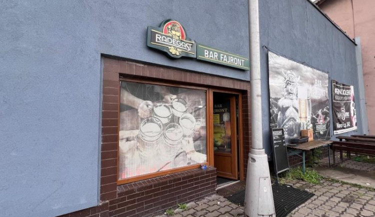 V třineckém baru Fajront umývali nádobí v lavoru se studenou vodou. Teplá v podniku netekla