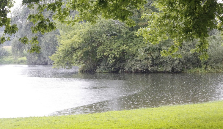 Neděle bude zpočátku s vydatným deštěm a silným nárazovým větrem