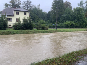 Porubka se vylila. Lidé z několika ulic v Ostravě-Porubě opouštějí své domovy. Kulminuje také řeka Opava