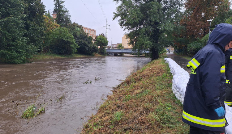 Hasiči vyjížděli během jediného dne k 930 zásahům. Nechoďte k rozvodněným řekám, varují