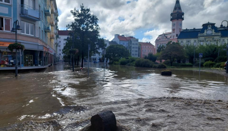 FOTO: Až osmdesát procent Krnova je pod vodou, hlásí místostarosta. Voda se blíží do evakuačních center