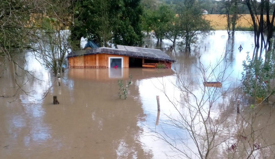 Ostravská Nová Ves se evakuuje. Odra výrazně přesáhla hranici stoleté vody, přetéká hráze