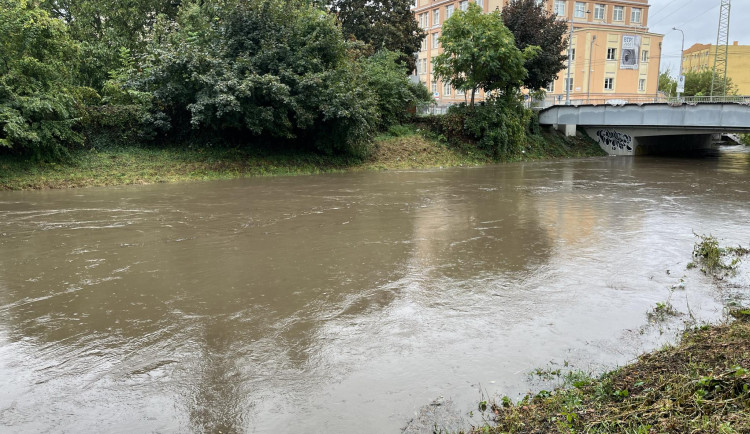 S mužem se utrhl břeh řeky v Brně. V rozvodněném toku se začal topit