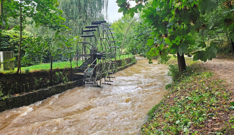 VIDEO: Velká voda na Vysočině. V Jihlavě se rozběhlo vodní kolo, na kapli na Křemešníku spadl strom