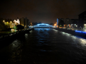 SHRNUTÍ: Opava se v neděli ráno vylila. Evakuace zasáhla také Krnov, Bohumín a Český Těšín