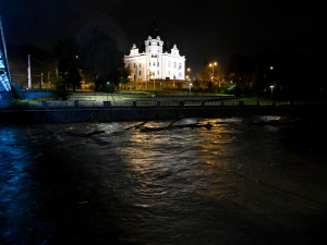 SHRNUTÍ: Opava se v neděli ráno vylila. Evakuace zasáhla také Krnov, Bohumín a Český Těšín