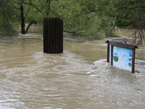 Domovy opouští další tisíce lidí, moravskoslezské řeky kulminují. Meteorologové slibují zlepšení