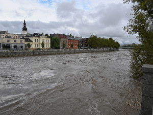 FOTO A VIDEO: Ostravice v centru Ostravy se změnila v dravý tok, cesta k hradu zmizela