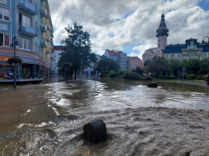 FOTO: Až osmdesát procent Krnova je pod vodou, hlásí místostarosta. Voda se blíží do evakuačních center