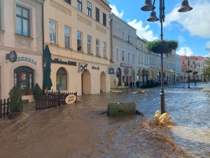 FOTO: Až osmdesát procent Krnova je pod vodou, hlásí místostarosta