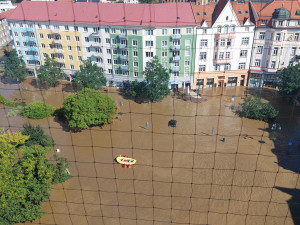 FOTO: Až osmdesát procent Krnova je pod vodou, hlásí místostarosta