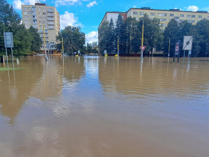 FOTO: Rozvodněná Opava zřejmě poškodila most v Ratibořské ulici. Město je takřka odříznuto od okolí