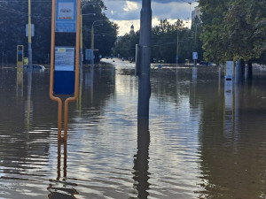 FOTO: Rozvodněná Opava zřejmě poškodila most v Ratibořské ulici. Město je takřka odříznuto od okolí