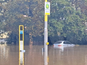FOTO: Rozvodněná Opava zřejmě poškodila most v Ratibořské ulici. Město je takřka odříznuto od okolí