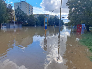 FOTO: Rozvodněná Opava zřejmě poškodila most v Ratibořské ulici. Město je takřka odříznuto od okolí