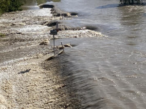 Ostravská Nová Ves se evakuuje. Odra výrazně přesáhla hranici stoleté vody, přetéká hráze