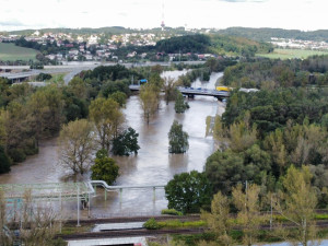 Ostravská Nová Ves se evakuuje. Odra výrazně přesáhla hranici stoleté vody, přetéká hráze