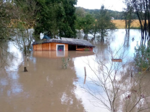 Ostravská Nová Ves se evakuuje. Odra výrazně přesáhla hranici stoleté vody, přetéká hráze