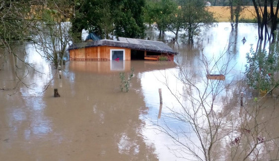 Ostravská Nová Ves se evakuuje. Odra výrazně přesáhla hranici stoleté vody, přetéká hráze