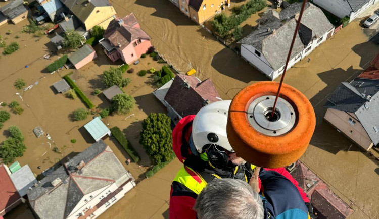 Do Krnova míří konvoj s hmotnou pomocí, Opava je horší než v roce 1997. Zbytek kraje se pomalu zlepšuje.
