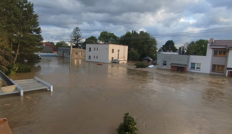 Proud Opavy v Karlovci Palhanci uvěznil několik lidí, zachraňují je vrtulníky
