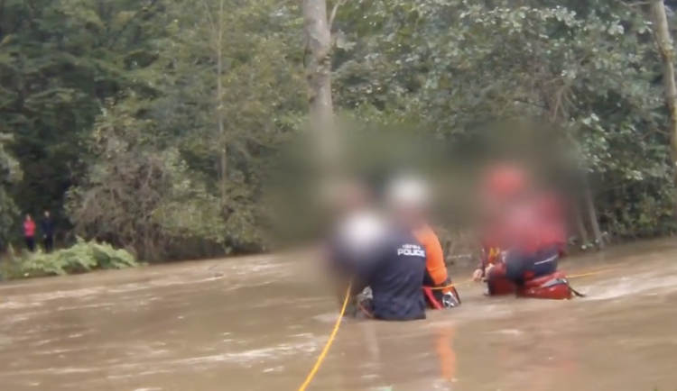 VIDEO: Strážníci zveřejnili záběry zachycující záchranu života muže v rozvodněné řece