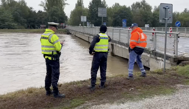 VIDEO: Policie zveřejnila video z uzavření mostu na přechodu v Lanžhotě