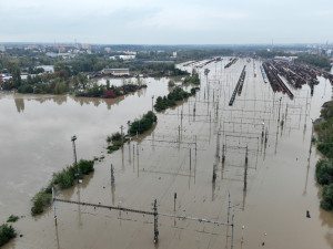 FOTO: Ostrava se napouští. Pod vodou je nádraží, hladina v Nové Vsi neklesla pod čtyři metry