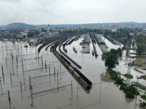FOTO: Ostrava se napouští. Pod vodou je nádraží, hladina v Nové Vsi neklesla pod čtyři metry