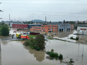 FOTO: Ostrava se napouští. Pod vodou je nádraží, hladina v Nové Vsi neklesla pod čtyři metry