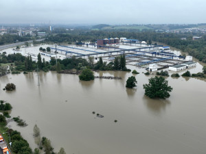 FOTO: Ostrava se napouští. Pod vodou je nádraží, hladina v Nové Vsi neklesla pod čtyři metry