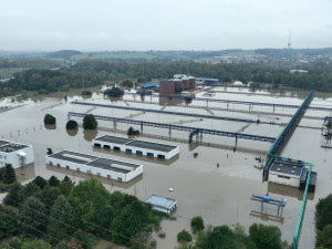 FOTO: Ostrava se napouští. Pod vodou je nádraží, hladina v Nové Vsi neklesla pod čtyři metry