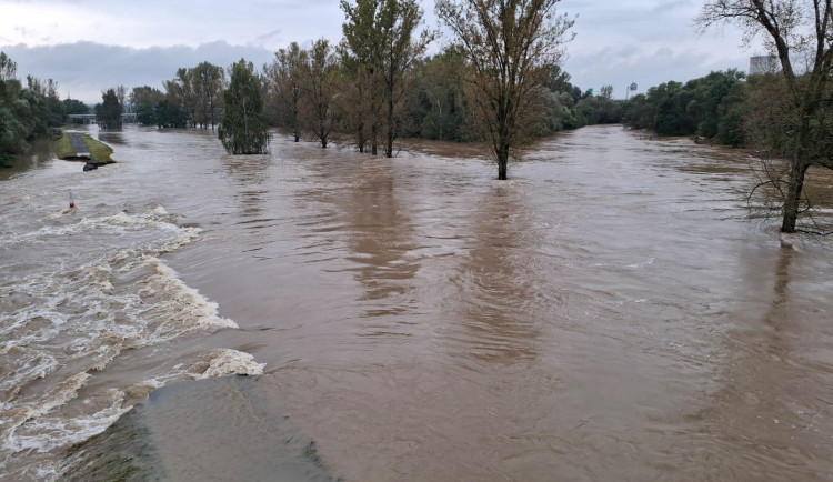 Hráz Odry má na soutoku trhliny, Přívoz se evakuuje. V Opavě nastala apokalypsa, voda vzala první životy
