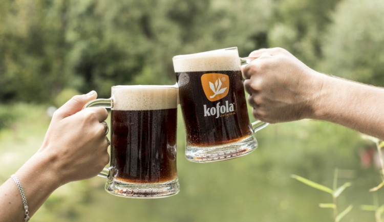 Voda zaplavila areál Kofoly v Krnově. Nerezové sudy unášel proud