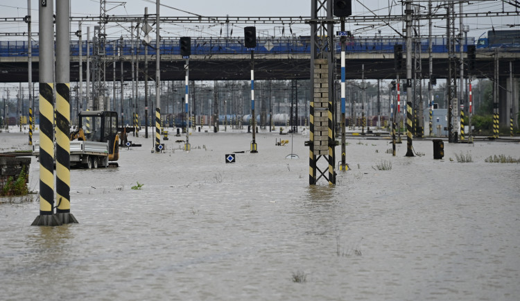 FOTOGALERIE: Přívoz v pondělí odpoledne. Voda, vrtulníky i ohně a černý dým z koksovny