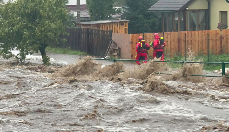 Lidé zasažení povodněmi mohou žádat o finanční pomoc ve výši až 73 tisíc na domácnost