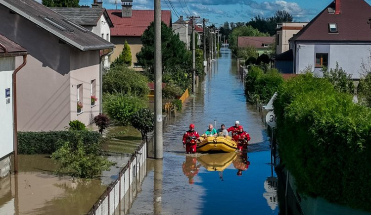 Třetí povodňový stupeň platí na severní Moravě a ve Slezsku ještě na čtyřech místech. S problémy se potýká doprava