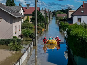 Třetí povodňový stupeň platí na severní Moravě a ve Slezsku ještě na čtyřech místech. S problémy se potýká doprava