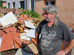 FOTO: Středa ve Svinově. Kontejnery a tuny odpadu v ulicích