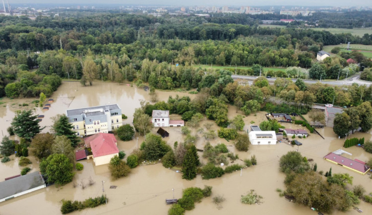 Policie registruje další případy rabování v oblastech zasažených povodní